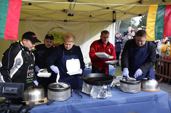 Vienuoliktoje „Palangos stintoje“ žuvį kepė ir prezidentė D. Grybauskaitė – nuotrauka 4