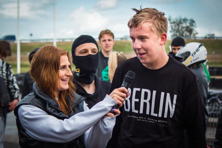 Varžybų reporterė trečiokė A. Dimaitė kalbina ukrainiečių komandos „Kazokaiׅ“ kapitoną Danylą Potetnia.
