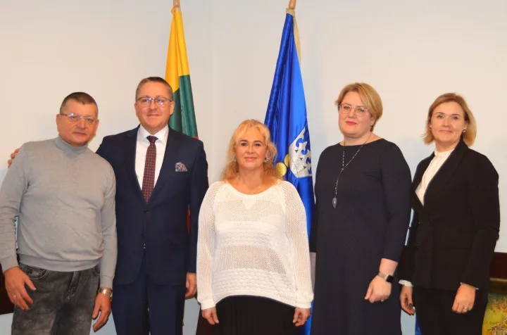 Jaudinantis siaubingą gaisrą patyrusių palangiškių šeimos apsilankymas Savivaldybėje – nuotrauka 1
