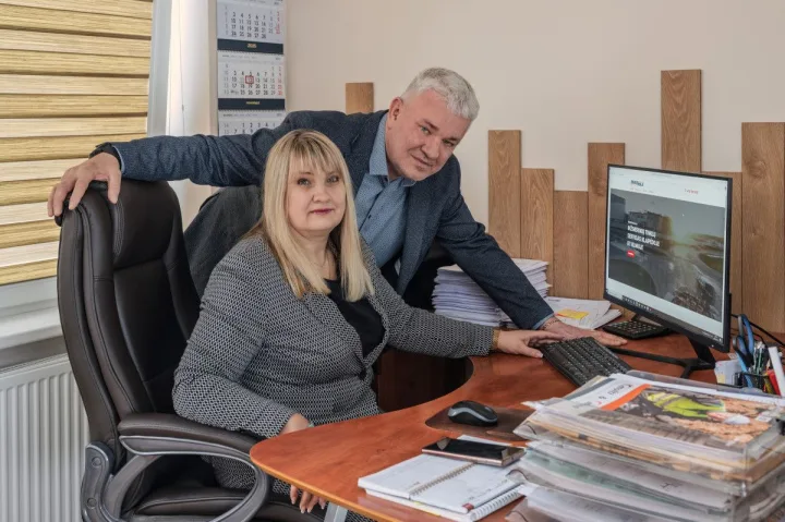 Rolandas Gurauskas, „Skaidrolos“ direktorius, su žmona Aušra, kuri daugiausiai rūpinasi įmonės finansais ir dokumentacija bei svarbiausiais įmonės sprendimais