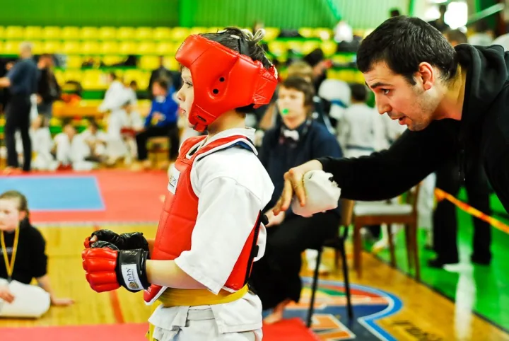 Lukas Kubilius ragina vieną  iš  treniruojamų jaunųjų  sportininkų.