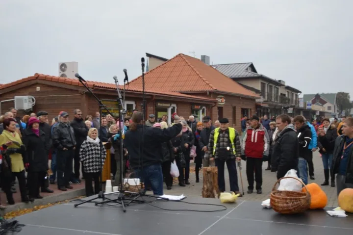 Turgaus šventėje bėgo su bulvių maišu, laikė kalakutą ir mėtė kiaušinius – nuotrauka 13