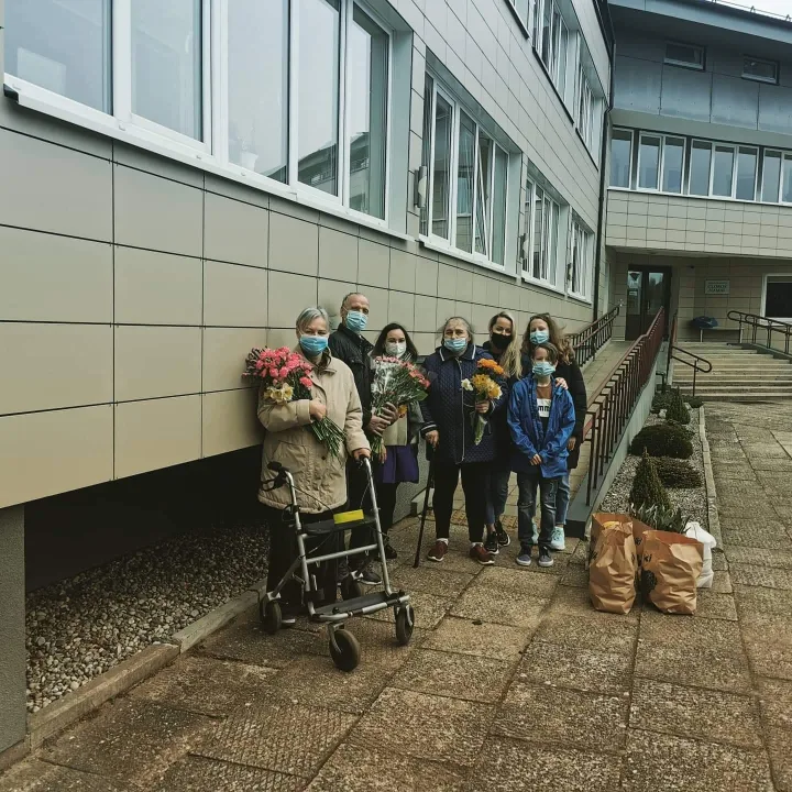 Per gerumo akciją „Padovanok gėlę mamai iš senelių namų“ gėlių ir dovanėlių sulaukė 40 Palangos senelių (FOTO SESIJA) – nuotrauka 3