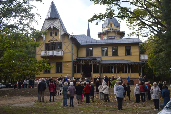 Į „Anapilio“ atidarymo bei Palangos kurorto muziejaus reikmėms perdavimo renginį susirinko gausus būrys žmonių.