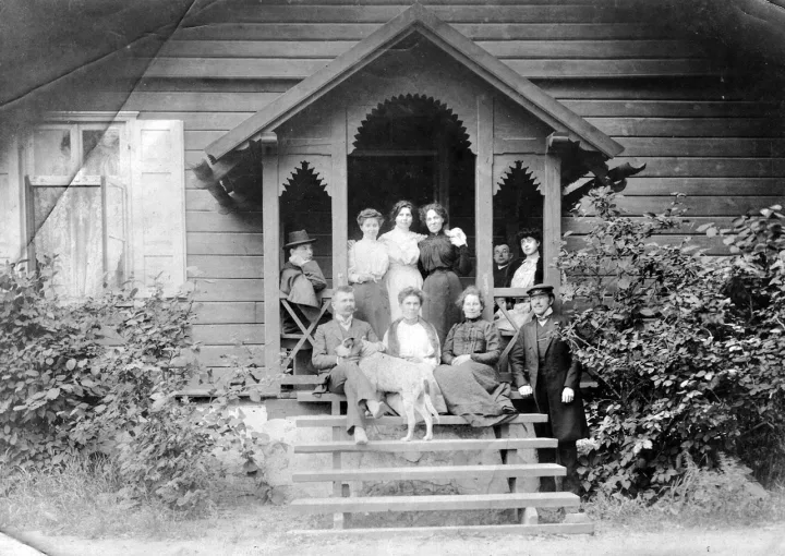 Palangos vasarotojai prie klebonijos. Fotografė Paulina Mongirdaitė (?), XX a. pr.