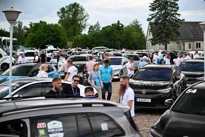 Elektromobilių varžybos „Ignitis ON: pažink Lietuvą!“ finišavo Palangoje – pergales šventė „Porsche“, „Mercedes“ ir „BMW“ ekipažai – nuotrauka 2