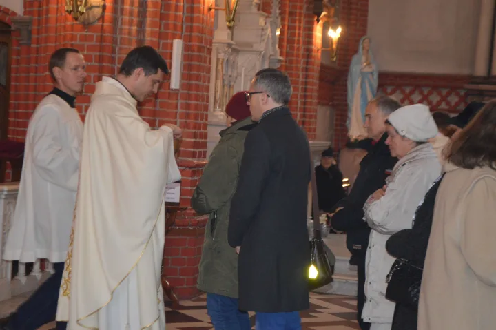 Šventinėse šv. Mišiose dalyvavo daug parapijiečių.