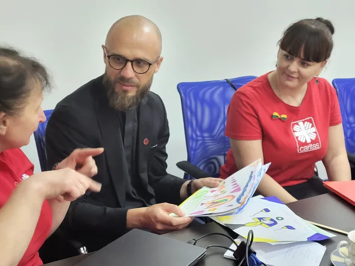 Caritas-Spes Ukraine vadovas kun. Vyacheslavas Grynevychius su Lietuvos Carito vadove Deimante Bukeikaite