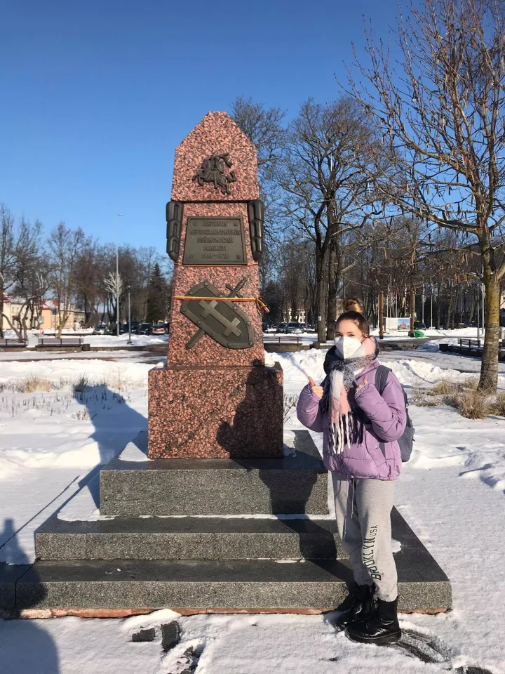 Vaikščiodami, bėgiodami, slidinėdami, čiuožinėdami ir net jodinėdami  Palangos gimnazistai Laisvės dienai įveikė 14 606 kilometrus ir 690 metrų (FOTO GALERIJA) – nuotrauka 8