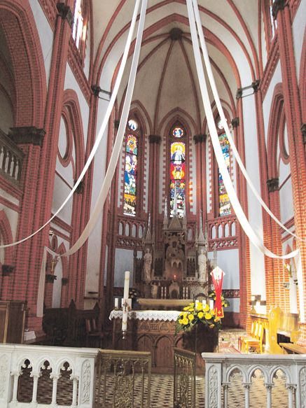 Į kultūros vertybių registrą įrašyti trys altoriai bei vitražai.