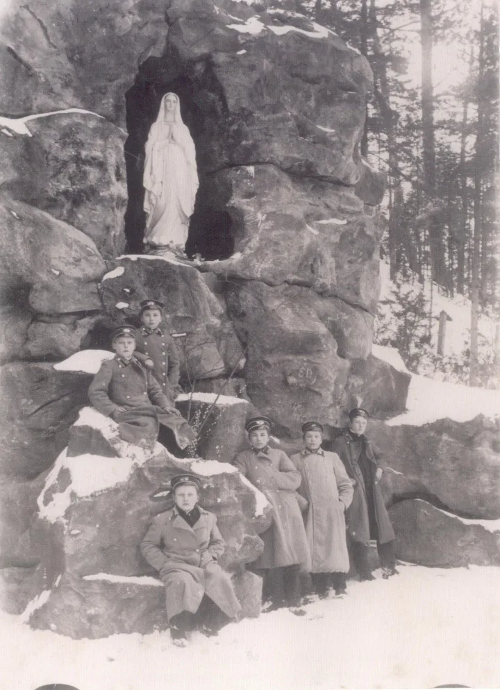 Palangos progimnazistai prie Lurdo. Apie 1905–1907 m. Nuotr. P. Mongirdaitės. H. Grinevičiaus kolekcija.