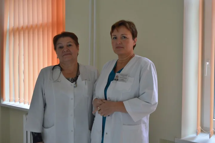 Nuoširdžiai gimdyvėmis besirūpinančios gydytojos V. Jurgaitienė bei J. Švėgždienė.