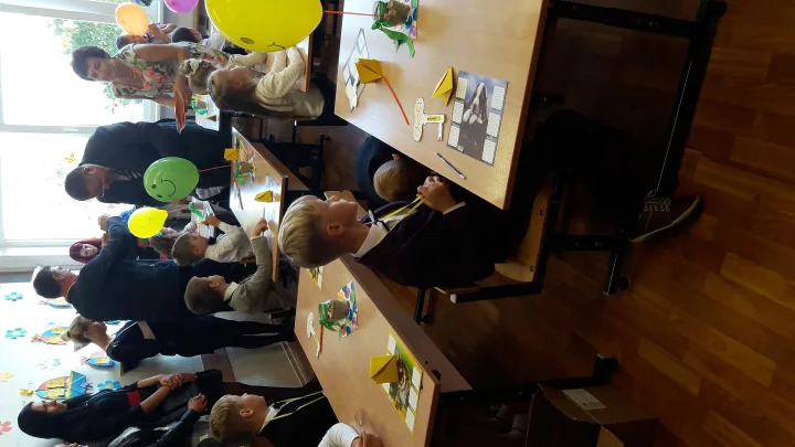 Meras Šarūnas Vaitkus pirmokams teikia Pirmoko pasus.