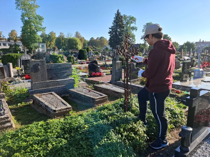 Parodą apie saugotinus Žemaitijos kapinių metalinius kryžius palydi pilietinė iniciatyva – talka – nuotrauka 1