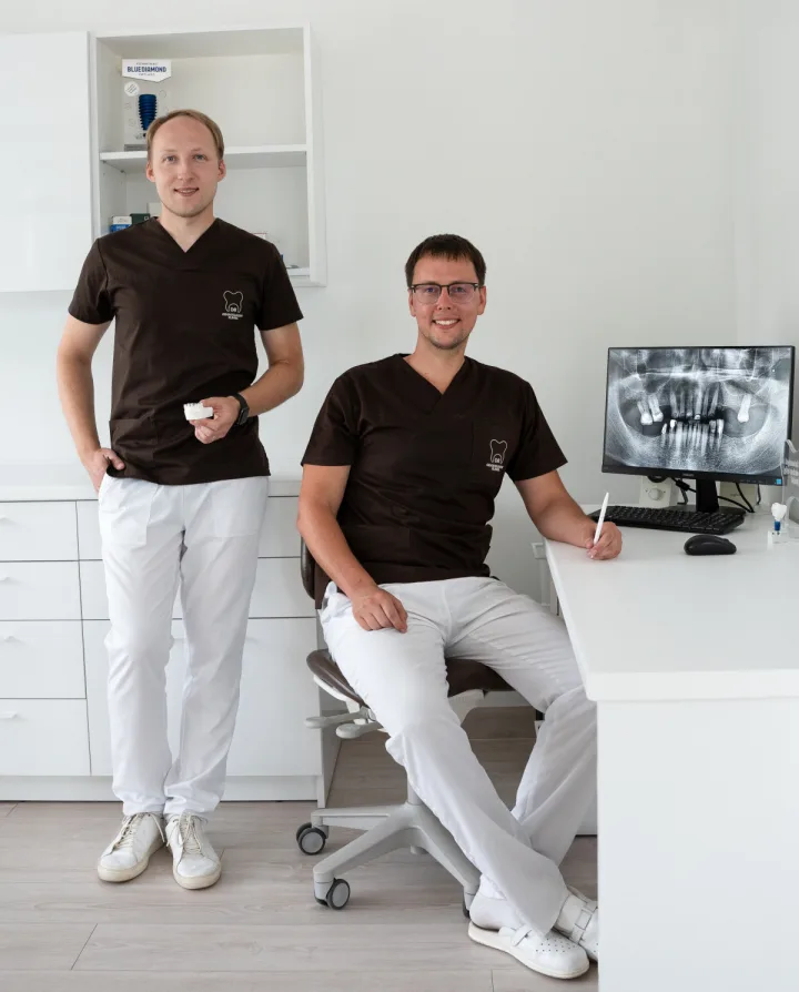 Klinikoje dirba net du medicinos mokslų daktarai: jos įkūrėjas Regimantas Simuntis (dešinėje) ir gydytojas endodontologas Paulius Tušas