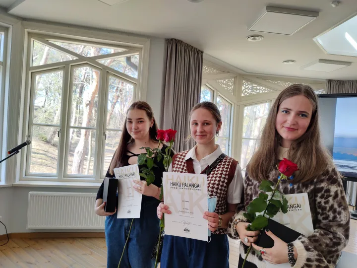 Konkursui ,,Haiku Palangai“ pasibaigus: Jovita Janeikaitė, Austėja Drąsutytė, Mūza Svetickaitė.