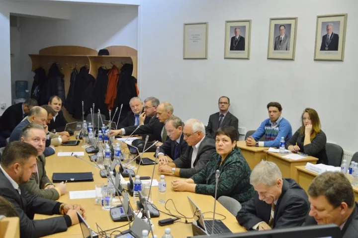 Sprendimas dėl E. Rimkaus nepriimtas: aštuoni Tarybos nariai balsavo „už“, penki – „prieš“ ir tiek pat susilaikė.