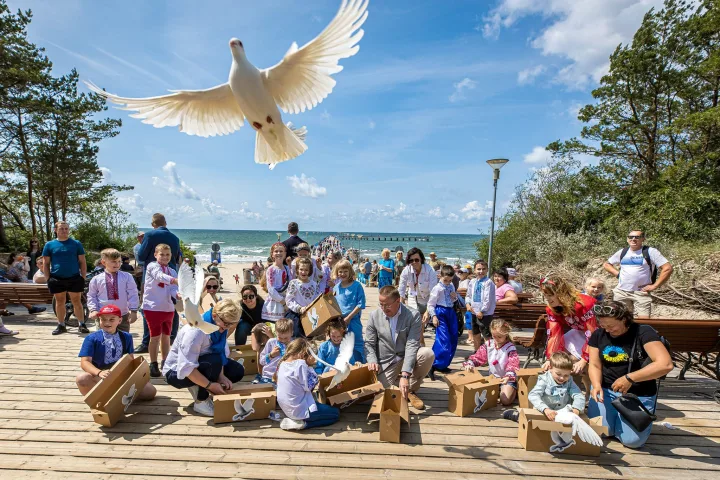 Neeilinė diena: Palanga kartu su Premjere Ingrida Šimonyte pasitiko vaikus iš kurorto miesto partnerio Ukrainoje – Bučos (NUOTRAUKŲ GALERIJA) – nuotrauka 19