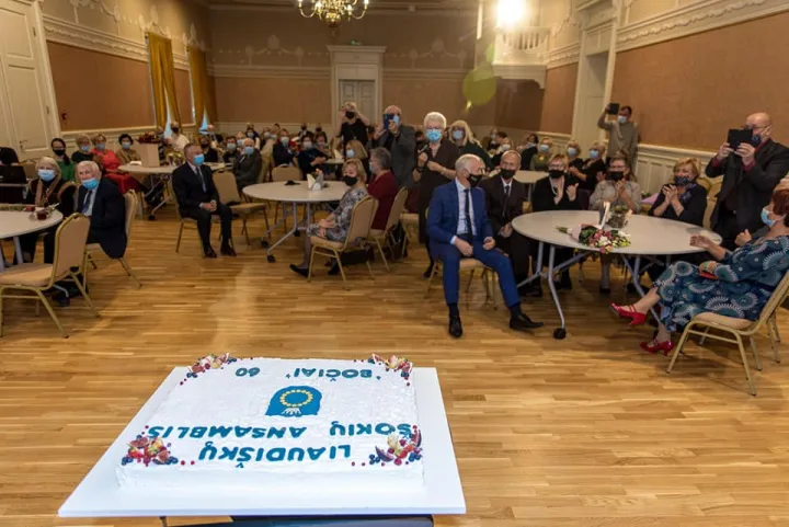 Palanga smagiai atšventė savo šokių kolektyvo „Bočiai“ 60 metų veiklos jubiliejų (FOTO GALERIJA) – nuotrauka 4