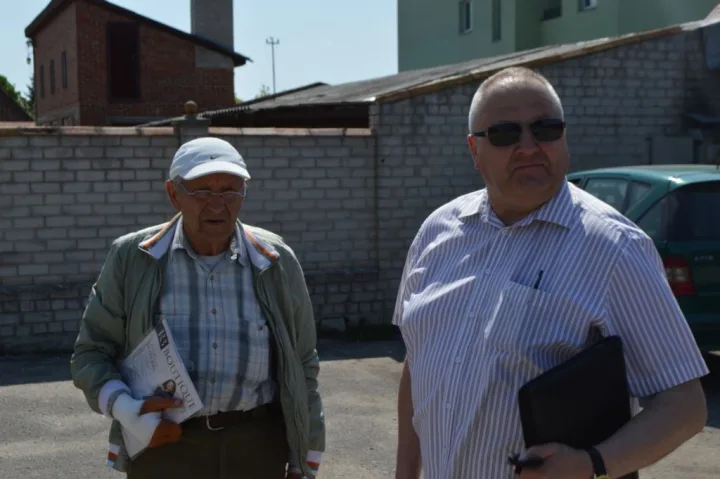 Savivaldybės Viešosios tvarkos skyriaus vedėjas Petras Keinys (dešinėje) aiškinasi, kam priklauso galimai nelegalūs statiniai Virbališkės tako 5a kieme.