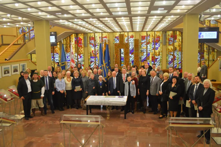 Istorinė akimirka: gausi Palangos bendruomenė sveikina Vilnių.