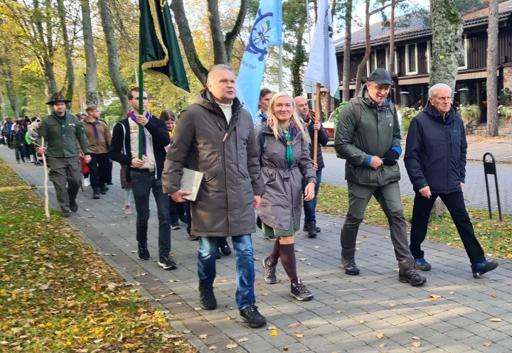 Skautai ir Palangos savivaldybės atstovai žygiuoja buvusia R. Baden Povelio gatve