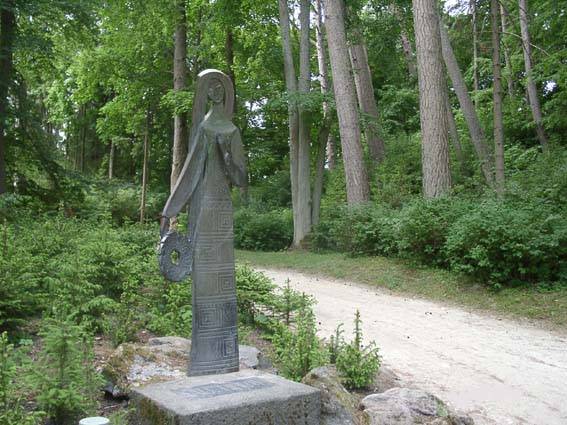 Skulptorės Konstancijos Petrikaitės – Tulienės sukurta skulptūra pastatyta 1965 m. simbolinėje kunigaikštienės Birutės amžino poilsio vietoje, Birutės kalno papėdėje ant akmens, kuriame iškaltas užrašas „Tau, Birute”.