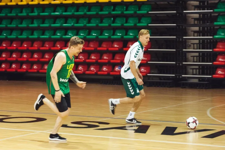 To dar nebuvo: krepšinio ir futbolo rinktinės tarpusavyje rungtyniavo Palangoje – nuotrauka 3