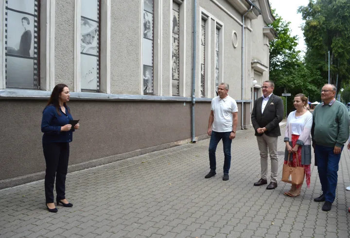 Atidengta memorialinė lenta, skirta prieš 200 metų Palangoje viešėjusiam Adomui Mickevičiui – nuotrauka 1
