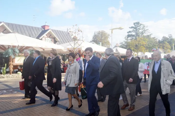 J. Basanavičiaus gatve žengia miesto vadovai ir svečiai.