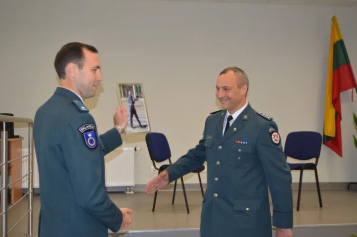 Viešosios policijos skyriaus viršininkas G. Pocevičius, atsisveikindamas su užtarnauto poilsio išeinančiu Kelių policijos grupės vyresniuoju specialistu R. Vinciūnu, jam įteikė įamžintą tarnybos metu akimirką.