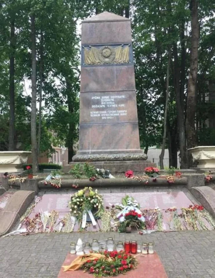 Seimo nario Mindaugo Skritulsko pranešimas: plakatų su karo vaizdais iš Bučos nuėmimas sovietų karių kapinėse atskleidžia tam tikrą požiūrį – nuotrauka 1