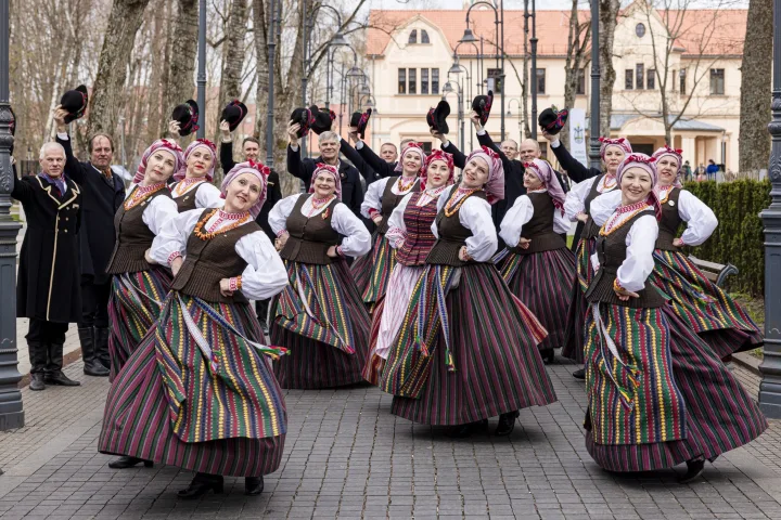 Palangos kultūros ir jaunimo centro vyresniųjų liaudiškų šokių grupė „Banguolis“ mini 25-ąjį jubiliejų – nuotrauka 1