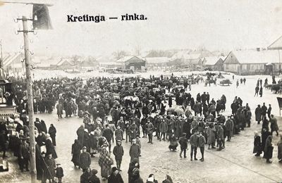 Nuotraukose – Kretingos apskrities gyventojai, dalyvavę 1923 m. rugsėjo 17 d. gyventojų surašyme: Kretingos Turgaus aikštė turgaus dieną. 1919–1920 m.  Autoriaus archyvas