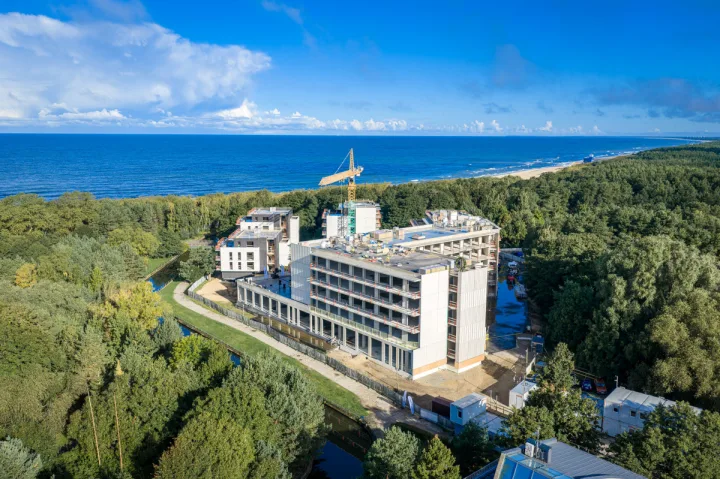 Palangoje statomas „Palanga Marriott Resort & Spa“ pasiekė aukščiausią tašką – iškeltas vainikas (FOTOGALERIJA)