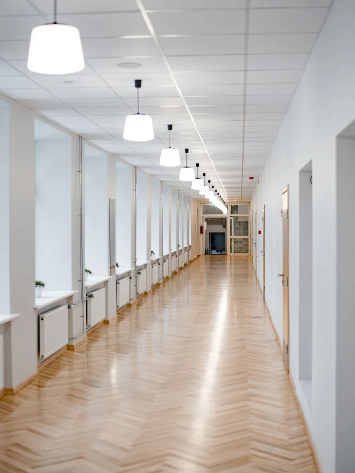 Atkurtas autentiškas parketas ir šviestuvai