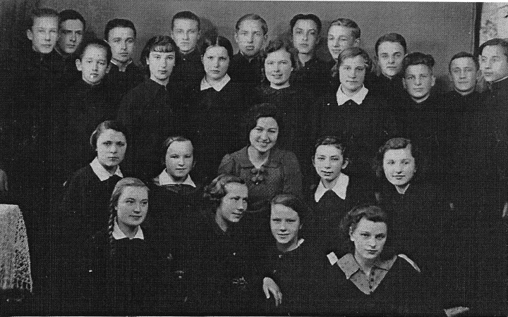 Mokytoja V. Žilinskaitė su mokiniais, 1938 m.