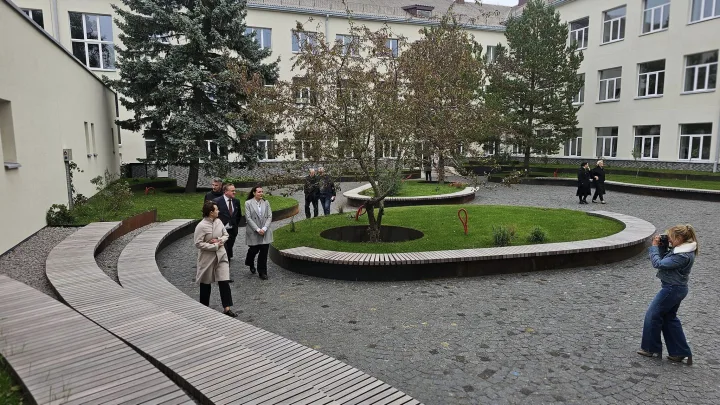 Palangos senojoje gimnazijoje – džiugūs pokyčiai: atnaujintas stadionas ir sutvarkytas vidinis kiemelis (FOTO GALERIJA) – nuotrauka 4