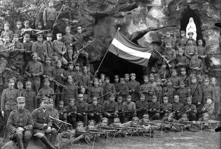 Aizputės 10-ojo pėstininko pulko kariai prie Palangos Lurdo 1920 m. Latvijos nacionalinės bibliotekos archyvas
