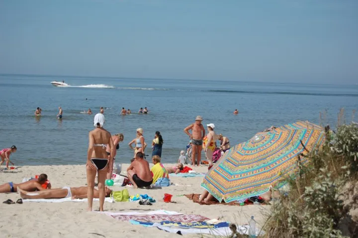 Piktnaudžiaujant saule, ji gali tapti ir „prieše“ – atseikėti raukšlių ar net melanomų