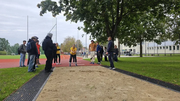 Palangos senojoje gimnazijoje – džiugūs pokyčiai: atnaujintas stadionas ir sutvarkytas vidinis kiemelis (FOTO GALERIJA) – nuotrauka 8