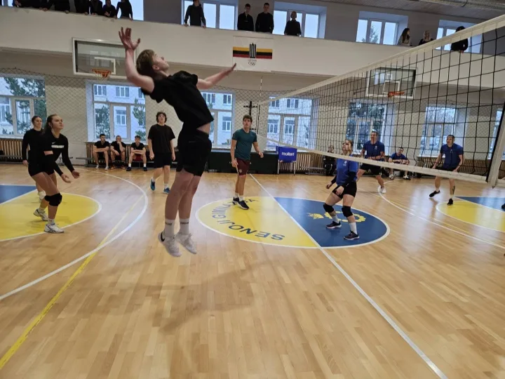 Tinklinio varžybose - gimnazistai prieš pareigūnus – nuotrauka 4