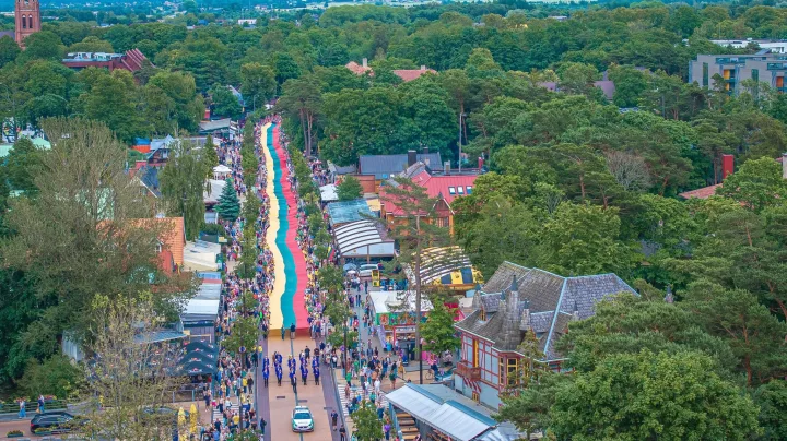 Pasaulio lietuvių sporto žaidynes vainikavo Valstybės diena, nešama 250 metrų trispalvė ir sugiedota „Tautiška giesmė“ (FOTO GALERIJA) – nuotrauka 2