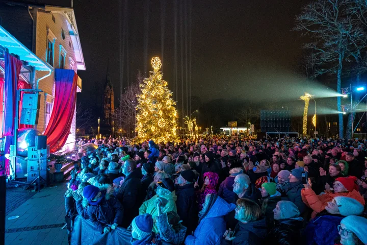 Žvaigždėtų stebuklų kupinas kurortas – suspindo miesto eglė ir „Palangos ledas“ (FOTO GALERIJA) – nuotrauka 3