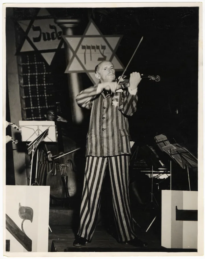 Michelis Hofmekleris, buvusios koncentracijos stovyklos orkestro dirigentas, Miunchene surengė koncertą Amerikos kareiviams. JAV Holokausto memorialinis muziejaus nuotrauka