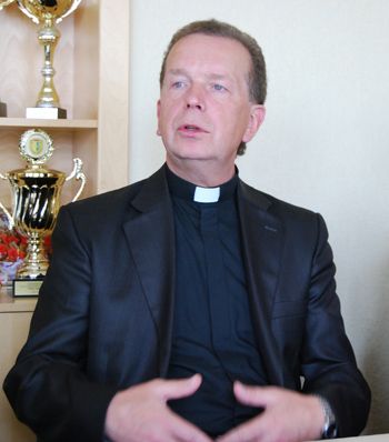 Šventosios Švč. Mergelės MarijosJūrų žvaigždės parapijos klebonas Zenonas Degutis papasakojo, jog klebonijos remonto darbai prasidėjo vos jam atvykus dirbti į Šventąją, todėl parama labai padeda.
