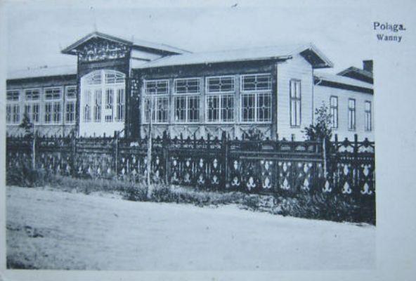 Šiame pastate 1901–1903 m. grafas Feliksas įrengė pašiltinto jūros vandens, mineralines bei gydomųjų žolių vonias su procedūromis.
