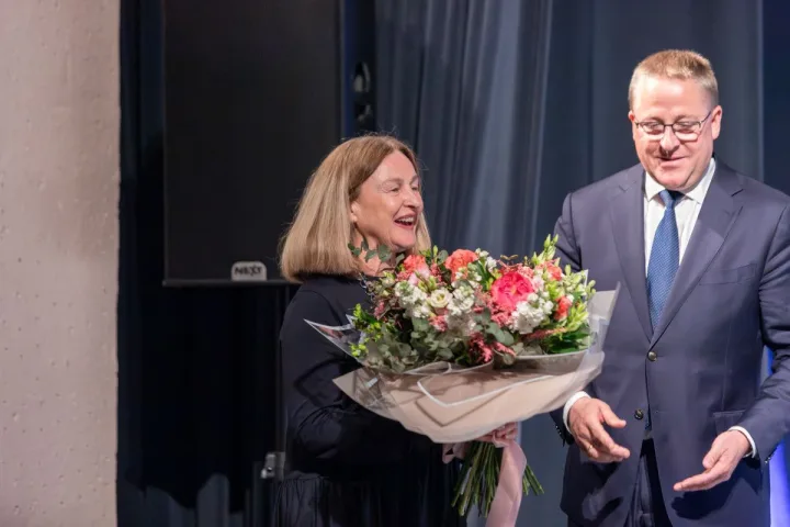 Kolektyvo vadovė Janina Serapinienė su Palangos meru Šarūnu Vaitkumi