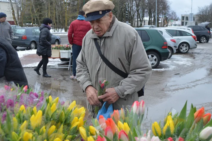 Tulpes žmonai rinkęs Stanislovas tikino, jog būtina pasveikinti šią dieną savo mylimas moteris.