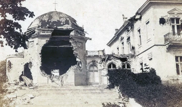 Pirmojo pasaulinio karo metu apgriauta Tiškevičių rūmų koplyčia. Iš S. Žulkaus kolekcijos.